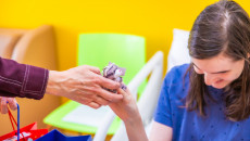 Mikołajkowa wizyta w Szpitaliku Dziecięcym. Książki i pluszaki dla najmłodszych pacjentów