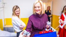 Mikołajkowa wizyta w Szpitaliku Dziecięcym. Książki i pluszaki dla najmłodszych pacjentów