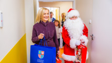 Mikołajkowa wizyta w Szpitaliku Dziecięcym. Książki i pluszaki dla najmłodszych pacjentów