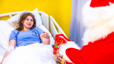 Mikołajkowa wizyta w Szpitaliku Dziecięcym. Książki i pluszaki dla najmłodszych pacjentów