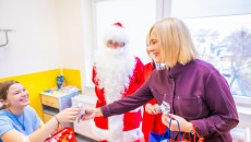 Mikołajkowa wizyta w Szpitaliku Dziecięcym. Książki i pluszaki dla najmłodszych pacjentów