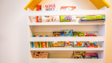 Mikołajkowa wizyta w Szpitaliku Dziecięcym. Książki i pluszaki dla najmłodszych pacjentów