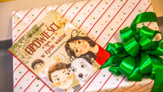 Mikołajkowa wizyta w Szpitaliku Dziecięcym. Książki i pluszaki dla najmłodszych pacjentów