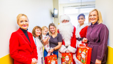 Mikołajkowa wizyta w Szpitaliku Dziecięcym. Książki i pluszaki dla najmłodszych pacjentów