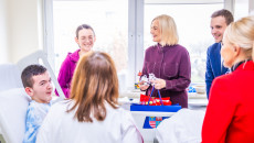 Mikołajkowa wizyta w Szpitaliku Dziecięcym. Książki i pluszaki dla najmłodszych pacjentów