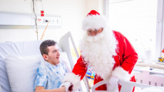 Mikołajkowa wizyta w Szpitaliku Dziecięcym. Książki i pluszaki dla najmłodszych pacjentów