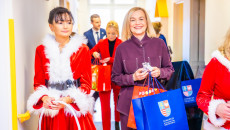 Mikołajkowa wizyta w Szpitaliku Dziecięcym. Książki i pluszaki dla najmłodszych pacjentów