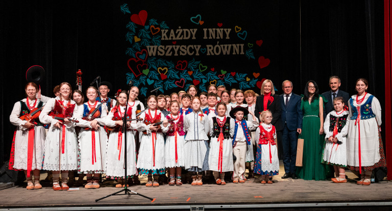 Marszałek Renata Janik z wyróżnieniem „Przyjaciel Osób Niepełnosprawnych”. Wzruszający Koncert Papieski w Rudkach