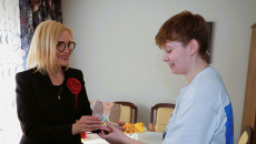 Marszałek Renata Janik z wizytą w rodzinnym domu dziecka