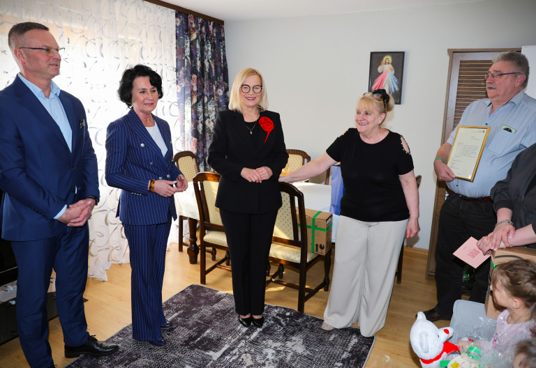 Marszałek Renata Janik z wizytą w rodzinnym domu dziecka