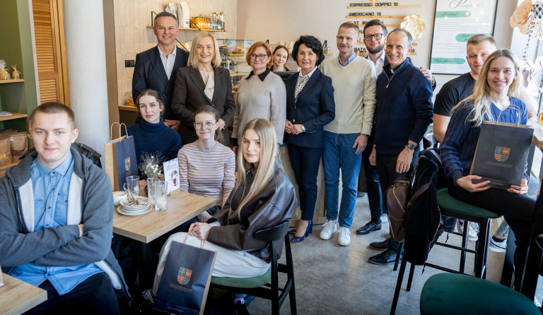 Współpraca dla przyszłości – studenci UJK zdobyli praktyczne doświadczenie w obszarze polityki społecznej