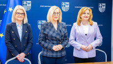 Marszałek województwa świętokrzyskiego Renata Janik, członek Zarządu Województwa Świętokrzyskiego Anita Koniusz, dyrektor Departamentu Wdrażania Europejskiego Funduszu Społecznego Urzędu Marszałkowskiego Katarzyna Kubicka