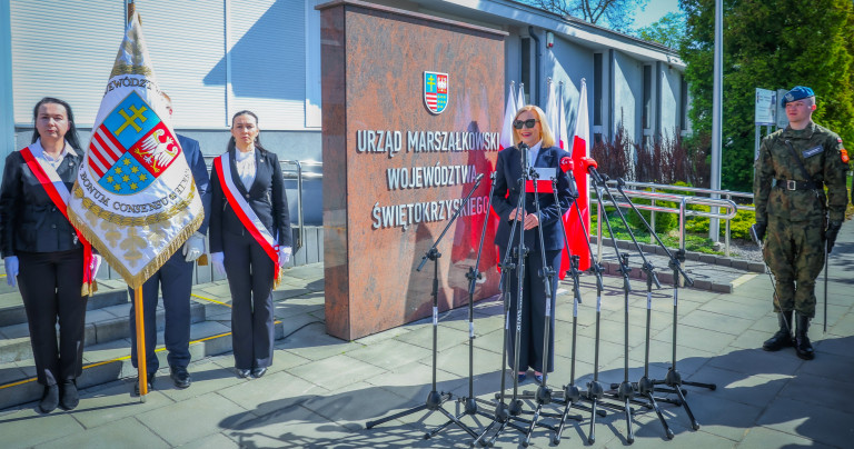 Symbole jedności i dumy! Uroczyste podniesienie flag przed Urzędem Marszałkowskim