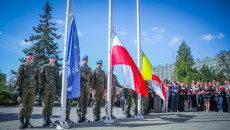 Symbole jedności i dumy! Uroczyste podniesienie flag przed Urzędem Marszałkowskim