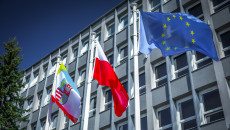 Symbole jedności i dumy! Uroczyste podniesienie flag przed Urzędem Marszałkowskim