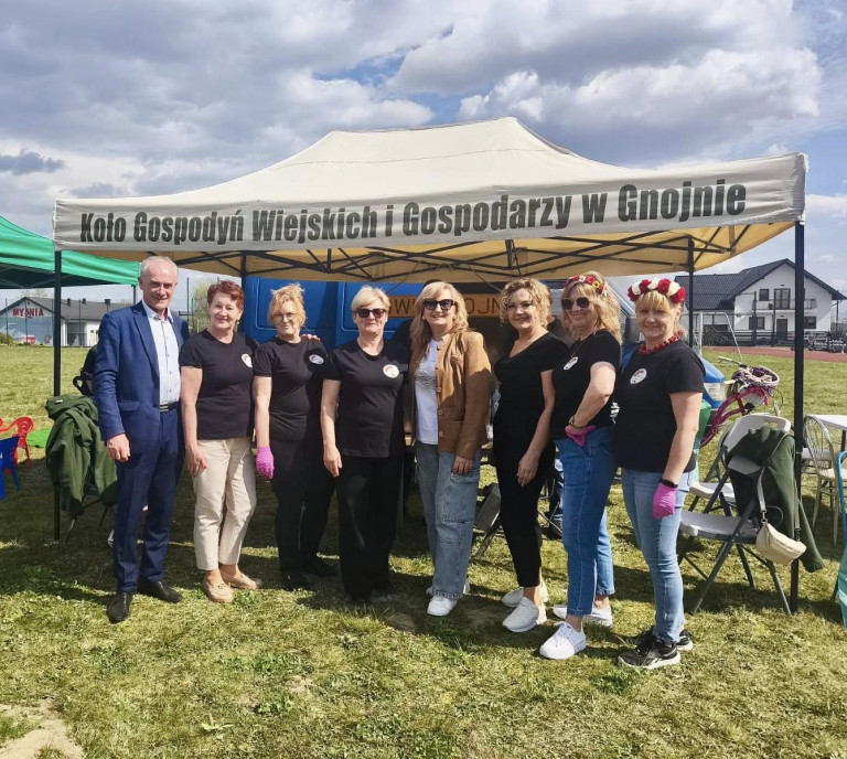 Na boisku przy Szkole Podstawowej w Gnojnie odbyło się wydarzenie plenerowe „Dzień Rodziny”