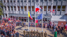 Symbole jedności i dumy! Uroczyste podniesienie flag przed Urzędem Marszałkowskim