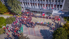 Symbole jedności i dumy! Uroczyste podniesienie flag przed Urzędem Marszałkowskim