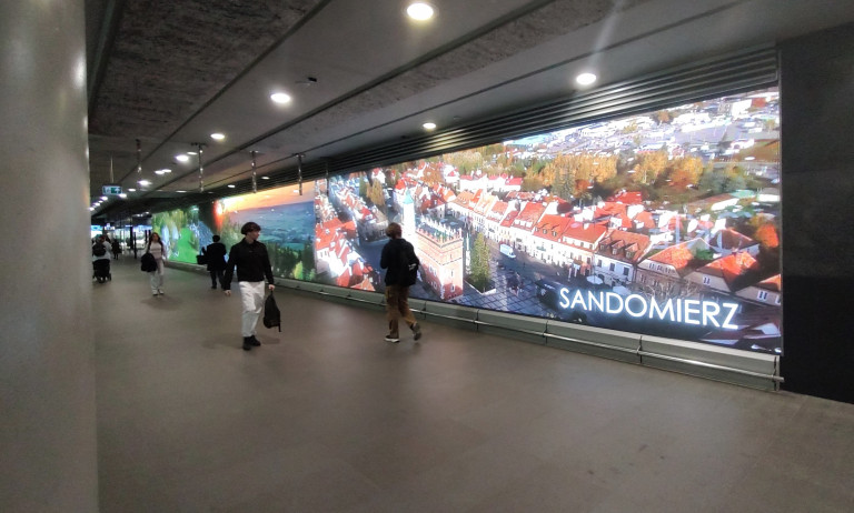 Kampania promocyjna województwa świętokrzyskiego w warszawskiej stacji metra Świętokrzyska