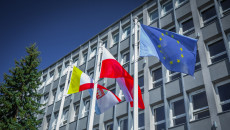 Symbole jedności i dumy! Uroczyste podniesienie flag przed Urzędem Marszałkowskim