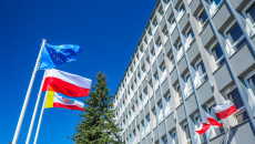 Symbole jedności i dumy! Uroczyste podniesienie flag przed Urzędem Marszałkowskim