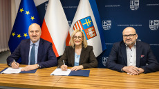 Marszałek Renata Janik oraz wicemarszałek Grzegorz Socha podpisują umowę z dyrektorem Świętokrzyskiego Centrum Psychiatrii w Morawicy Piotrem Kiełbowskim