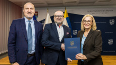 Marszałek Renata Janik, wicemarszałek Grzegorz Socha, dyrektor Świętokrzyskiego Centrum Psychiatrii w Morawicy Piotr Kiełbowski