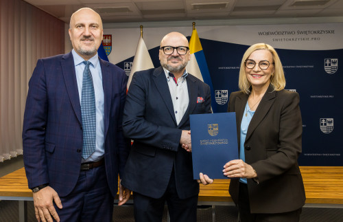 Marszałek Renata Janik, wicemarszałek Grzegorz Socha, dyrektor Świętokrzyskiego Centrum Psychiatrii w Morawicy Piotr Kiełbowski