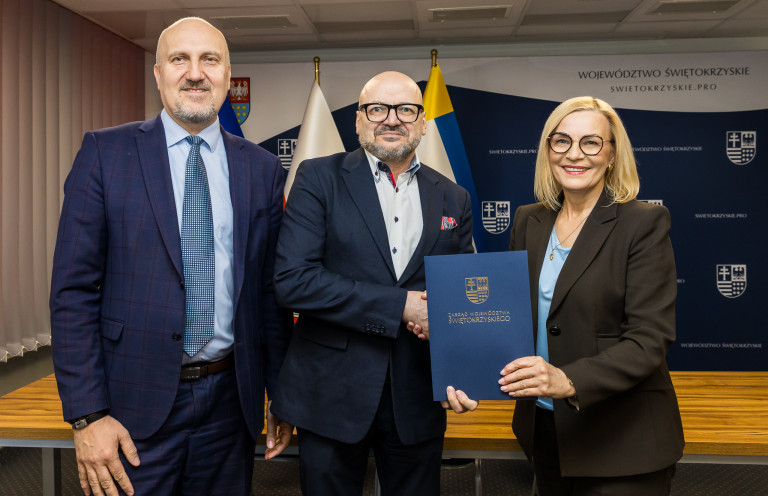 Marszałek Renata Janik, wicemarszałek Grzegorz Socha, dyrektor Świętokrzyskiego Centrum Psychiatrii w Morawicy Piotr Kiełbowski