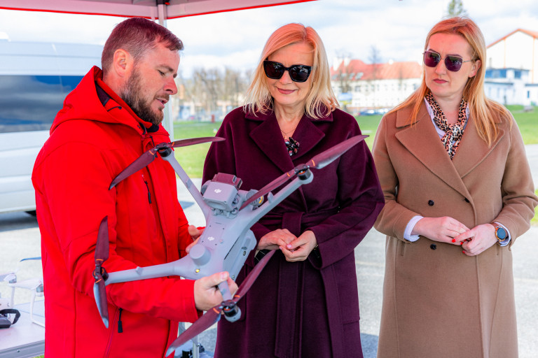Pokaz dronów na płycie lotniska – nowoczesne technologie dla bezpieczeństwa mieszkańców