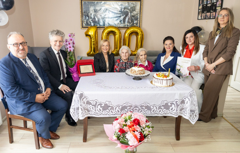 Wyjątkowy jubileusz w gminie Piekoszów. Marszałek Renata Janik z gratulacjami u 100-latki