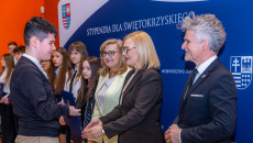 Wręczono stypendia dla wybitnych uczniów ze świętokrzyskich szkół
