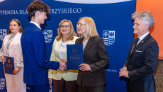 Wręczono stypendia dla wybitnych uczniów ze świętokrzyskich szkół