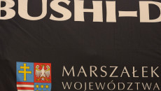 Zawodnicy Na Tle Herbub Województwa świętokrzyskiego I Patronatu Pani Marszałek