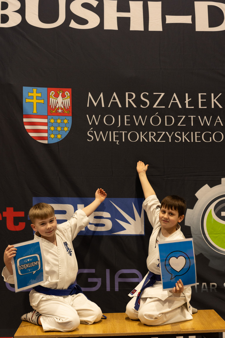 Zawodnicy Na Tle Herbub Województwa świętokrzyskiego I Patronatu Pani Marszałek