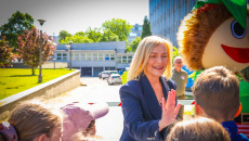 Wyjątkowa lekcja przyrody. Miododajna rabata ozdobiła otoczenie Urzędu Marszałkowskiego