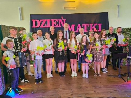 Koncert z okazji Dnia Matki w Gminnym Ośrodku Kultury we Włostowie i Centrum Kształcenia w Lipniku