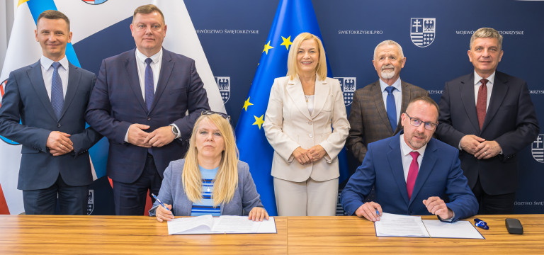 Podpisano umowę na rozbudowę drogi wojewódzkiej 748 w Strawczynie