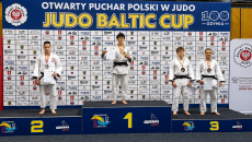 Ceremonia Dekoracji Kategorii Do 66 Kg. Laureat 5. Miejsca Oskar Świderski Stoi Drugi Od Prawej Strony