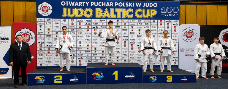 Ceremonia Dekoracji Kategorii Do 66 Kg. Laureat 5. Miejsca Oskar Świderski Stoi Drugi Od Prawej Strony