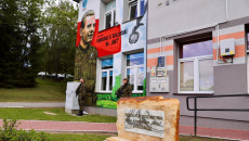 Uroczystość odsłonięcia muralu z wizerunkiem Eugeniusza Gedymina Kaszyńskiego ps. „Nurt” na budynku szkoły w Goździe