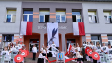 Uroczystość odsłonięcia muralu z wizerunkiem Eugeniusza Gedymina Kaszyńskiego ps. „Nurt” na budynku szkoły w Goździe