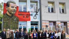 Odsłonięcie muralu z wizerunkiem Eugeniusza Gedymina Kaszyńskiego ps. „Nurt” na budynku szkoły w Goździe