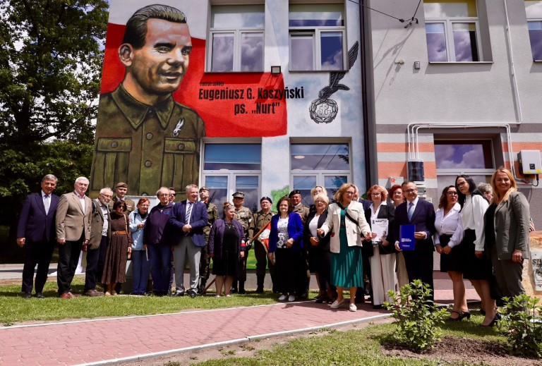 Uroczystość odsłonięcia muralu z wizerunkiem Eugeniusza Gedymina Kaszyńskiego ps. „Nurt” na budynku szkoły w Goździe