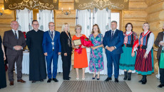 Złote Gody w Nowej Słupi. Marszałek Renata Janik uhonorowała jubilatów