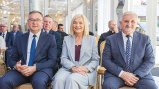 Uroczystość wręczenia Medali za Długoletnie Pożycie Małżeńskie z udziałem marszałek województwa świętokrzyskiego Renaty Janik